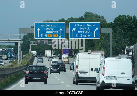 14. Juli 2021, Hamburg: Fahrzeuge fahren auf den Autobahnen A255 und A1 am Autobahnkreuz Norderelbe nach Norden. Angesichts des zu erwartenden Reiseverkehrs am Wochenende hat der ADAC vor längeren Staus in Hamburg, Schleswig-Holstein und Mecklenburg-Vorpommern gewarnt. Neben den Bauarbeiten für den Ausbau der A7 nördlich und südlich des Elbtunnels wird der Wiederaufbau der A255 fortgesetzt. Auf der sogenannten Veddel-Zweigniederlassung, die die A1 (Bremen-Lübeck) und die B75 (Harburg - Hamburg-Centrum) mit den Elbbrücken verbindet, steht mot nur eine Fahrspur in jede Richtung zur Verfügung Stockfoto