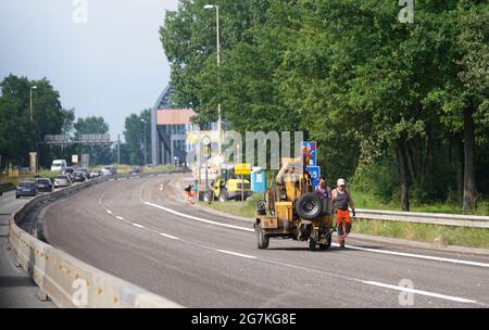 14. Juli 2021, Hamburg: Fahrzeuge fahren auf der Autobahn A255 in Richtung Elbbrücken. Angesichts des zu erwartenden Reiseverkehrs am Wochenende hat der ADAC vor längeren Staus in Hamburg, Schleswig-Holstein und Mecklenburg-Vorpommern gewarnt. Neben den Bauarbeiten für den Ausbau der A7 nördlich und südlich des Elbtunnels wird der Wiederaufbau der A255 fortgesetzt. Auf der sogenannten Veddel-Filiale, die die A1 (Bremen-Lübeck) und die B75 (Harburg - Hamburg-Centrum) mit den Elbbrücken verbindet, steht den Autofahrern jeweils nur eine Fahrspur zur Verfügung. (Bis d Stockfoto