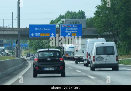 14. Juli 2021, Hamburg: Fahrzeuge fahren auf der Autobahn A255 in Richtung Elbbrücken. Angesichts des zu erwartenden Reiseverkehrs am Wochenende hat der ADAC vor längeren Staus in Hamburg, Schleswig-Holstein und Mecklenburg-Vorpommern gewarnt. Neben den Bauarbeiten für den Ausbau der A7 nördlich und südlich des Elbtunnels wird der Wiederaufbau der A255 fortgesetzt. Auf der sogenannten Veddel-Filiale, die die A1 (Bremen-Lübeck) und die B75 (Harburg - Hamburg-Centrum) mit den Elbbrücken verbindet, steht den Autofahrern jeweils nur eine Fahrspur zur Verfügung. (Bis d Stockfoto