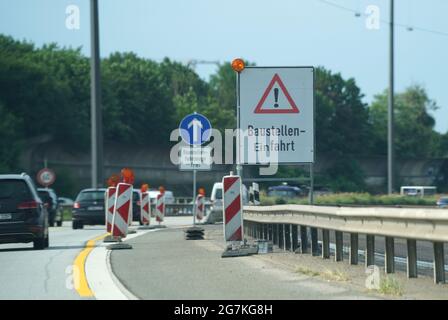 14. Juli 2021, Hamburg: Fahrzeuge fahren auf der Autobahn A255 in Richtung Elbbrücken. Angesichts des zu erwartenden Reiseverkehrs am Wochenende hat der ADAC vor längeren Staus in Hamburg, Schleswig-Holstein und Mecklenburg-Vorpommern gewarnt. Neben den Bauarbeiten für den Ausbau der A7 nördlich und südlich des Elbtunnels wird der Wiederaufbau der A255 fortgesetzt. Auf der sogenannten Veddel-Filiale, die die A1 (Bremen-Lübeck) und die B75 (Harburg - Hamburg-Centrum) mit den Elbbrücken verbindet, steht den Autofahrern jeweils nur eine Fahrspur zur Verfügung. (Bis d Stockfoto