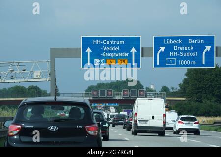 14. Juli 2021, Hamburg: Fahrzeuge fahren auf den Autobahnen A255 und A1 am Autobahnkreuz Norderelbe nach Norden. Angesichts des zu erwartenden Reiseverkehrs am Wochenende hat der ADAC vor längeren Staus in Hamburg, Schleswig-Holstein und Mecklenburg-Vorpommern gewarnt. Neben den Bauarbeiten für den Ausbau der A7 nördlich und südlich des Elbtunnels wird der Wiederaufbau der A255 fortgesetzt. Auf der sogenannten Veddel-Zweigniederlassung, die die A1 (Bremen-Lübeck) und die B75 (Harburg - Hamburg-Centrum) mit den Elbbrücken verbindet, steht mot nur eine Fahrspur in jede Richtung zur Verfügung Stockfoto