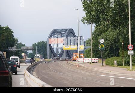 14. Juli 2021, Hamburg: Fahrzeuge fahren auf der Autobahn A255 in Richtung Elbbrücken. Angesichts des zu erwartenden Reiseverkehrs am Wochenende hat der ADAC vor längeren Staus in Hamburg, Schleswig-Holstein und Mecklenburg-Vorpommern gewarnt. Neben den Bauarbeiten für den Ausbau der A7 nördlich und südlich des Elbtunnels wird der Wiederaufbau der A255 fortgesetzt. Auf der sogenannten Veddel-Filiale, die die A1 (Bremen-Lübeck) und die B75 (Harburg - Hamburg-Centrum) mit den Elbbrücken verbindet, steht den Autofahrern jeweils nur eine Fahrspur zur Verfügung. (Bis d Stockfoto