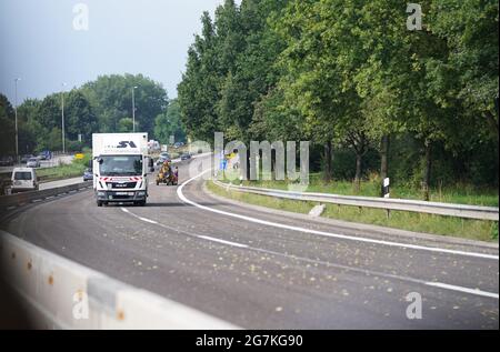 14. Juli 2021, Hamburg: Fahrzeuge fahren auf der Autobahn A255 in Richtung Elbbrücken. Angesichts des zu erwartenden Reiseverkehrs am Wochenende hat der ADAC vor längeren Staus in Hamburg, Schleswig-Holstein und Mecklenburg-Vorpommern gewarnt. Neben den Bauarbeiten für den Ausbau der A7 nördlich und südlich des Elbtunnels wird der Wiederaufbau der A255 fortgesetzt. Auf der sogenannten Veddel-Filiale, die die A1 (Bremen-Lübeck) und die B75 (Harburg - Hamburg-Centrum) mit den Elbbrücken verbindet, steht den Autofahrern jeweils nur eine Fahrspur zur Verfügung. (Bis d Stockfoto