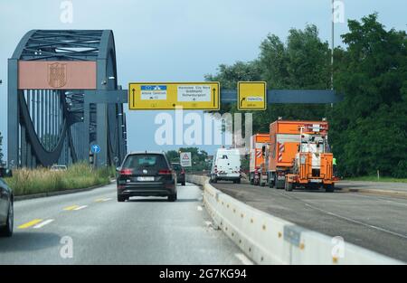 14. Juli 2021, Hamburg: Fahrzeuge fahren auf der Autobahn A255 in Richtung Elbbrücken. Angesichts des zu erwartenden Reiseverkehrs am Wochenende hat der ADAC vor längeren Staus in Hamburg, Schleswig-Holstein und Mecklenburg-Vorpommern gewarnt. Neben den Bauarbeiten für den Ausbau der A7 nördlich und südlich des Elbtunnels wird der Wiederaufbau der A255 fortgesetzt. Auf der sogenannten Veddel-Filiale, die die A1 (Bremen-Lübeck) und die B75 (Harburg - Hamburg-Centrum) mit den Elbbrücken verbindet, steht den Autofahrern jeweils nur eine Fahrspur zur Verfügung. (Bis d Stockfoto