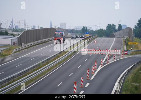 14. Juli 2021, Hamburg: Die Bundesstraße B75 Richtung Hamburg und die Autobahn A255 sind gesperrt. Angesichts des zu erwartenden Reiseverkehrs am Wochenende hat der ADAC vor längeren Staus in Hamburg, Schleswig-Holstein und Mecklenburg-Vorpommern gewarnt. Neben den Bauarbeiten für den Ausbau der A7 nördlich und südlich des Elbtunnels wird der Wiederaufbau der A255 fortgesetzt. Auf der sogenannten Veddel-Filiale, die die A1 (Bremen-Lübeck) und die B75 (Harburg - Hamburg-Centrum) mit den Elbbrücken verbindet, steht den Autofahrern jeweils nur eine Fahrspur zur Verfügung. (Bis d Stockfoto