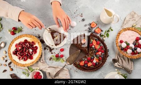 Verschiedene Arten von hausgemachten Törtchen auf hellgrauem Hintergrund. Draufsicht, flach liegend Stockfoto