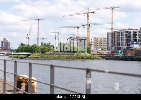 Hamburg, Deutschland. Juli 2021. Hinter dem Baakenpark am Baakenhafen sind Baukrane zu sehen. Quelle: Jonas Walzberg/dpa/Alamy Live News Stockfoto