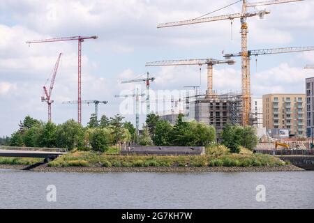 Hamburg, Deutschland. Juli 2021. Hinter dem Baakenpark am Baakenhafen sind Baukrane zu sehen. Quelle: Jonas Walzberg/dpa/Alamy Live News Stockfoto