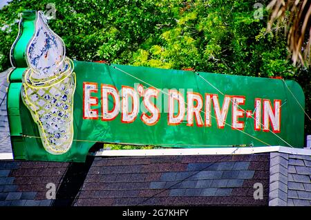 Im Drive-in von EDD ist ein altes Neonschild mit Eiskonus am 1. Juli 2021 in Pascagoula, Mississippi, zu sehen. EDD’s Drive-in wurde 1953 gegründet. Stockfoto