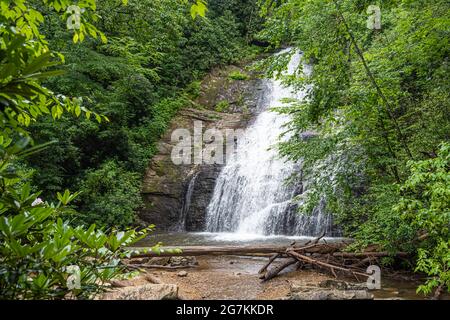 Helton Creek Falls im Chattahoochee National Forest von North Georgia in der Nähe des Vogel State Park in Blairsville, Georgia. (USA) Stockfoto