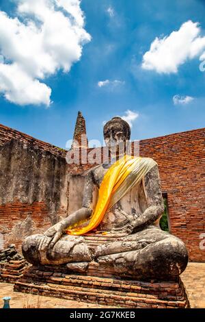 Wat Worachettharam Tempel, sitzender buddha in Phra Nakhon Si Ayutthaya, historische Stadt in Thailand Stockfoto