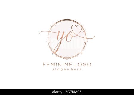 YO Handschrift Logo mit Kreis Vorlage Vektor-Logo der ersten Hochzeit, Mode, Blumen und botanischen mit kreativen Vorlage. Stock Vektor