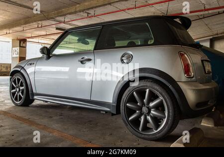 Bangkok, Thailand - 30 Jun 2021 : Nahaufnahme der Rückleuchte oder Heckleuchte, Rad und Tür des Silver Mini cooper auf dem Parkplatz geparkt. Selektiver Fokus Stockfoto