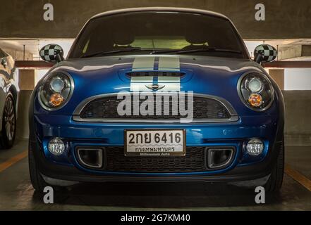 Bangkok, Thailand - 30 Jun 2021 : Vorderansicht Nahaufnahme des Blue Mini cooper, der auf dem Parkplatz geparkt ist. Selektiver Fokus. Stockfoto