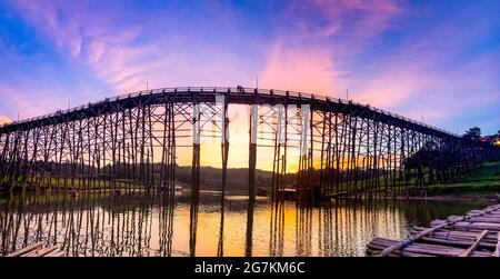 Mon Bridge, alte Holzbrücke bei Sonnenuntergang in Sangkhlaburi, Kanchanaburi, Thailand Stockfoto