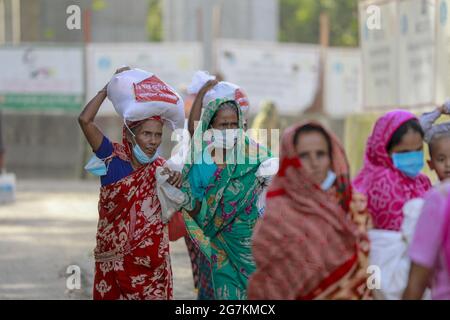 Menschen mit niedrigem Einkommen erhalten während der landesweiten Sperre zur Eindämmung der Ausbreitung des Coronavirus (COVID-19) in Dhaka, Bangladesch, 14. Juli 2021, Nahrungsmittel, die von der Armee von Bangladesch zur Verfügung gestellt werden. Foto von Suvra Kanti das/ABACAPRESS.COM Stockfoto