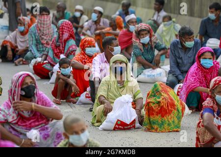 Menschen mit niedrigem Einkommen erhalten während der landesweiten Sperre zur Eindämmung der Ausbreitung des Coronavirus (COVID-19) in Dhaka, Bangladesch, 14. Juli 2021, Nahrungsmittel, die von der Armee von Bangladesch zur Verfügung gestellt werden. Foto von Suvra Kanti das/ABACAPRESS.COM Stockfoto