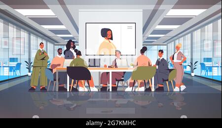 Geschäftsleute, die Online-Konferenzen abhalten, führen bei Videoanrufen Gespräche mit Geschäftsleuten Stock Vektor