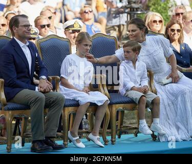 Borgholm, Schweden, 14. Juli 2021. Von links Prinz Daniel, Princesse Estelle, Prinz Oscar und Kronprinzessin Victoria von Schweden, gesehen anlässlich des 44. Geburtstages der Kronprinzessin Victoria von Schweden in den Burgruinen von Borgholm am 14. Juli 2021 in Borgholm, Schweden. Foto von Stefan Lindblom/Stella Pictures/ABACAPRESS.COM Stockfoto