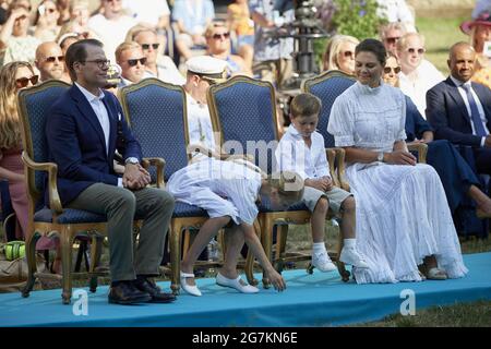 Borgholm, Schweden, 14. Juli 2021. Von links Prinz Daniel, Princesse Estelle, Prinz Oscar und Kronprinzessin Victoria von Schweden, gesehen anlässlich des 44. Geburtstages der Kronprinzessin Victoria von Schweden in den Burgruinen von Borgholm am 14. Juli 2021 in Borgholm, Schweden. Foto von Stefan Lindblom/Stella Pictures/ABACAPRESS.COM Stockfoto