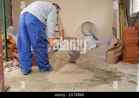 Bauarbeiter, der Zement vorbereitet. Maurer. Maurer Ziegeln. Stockfoto