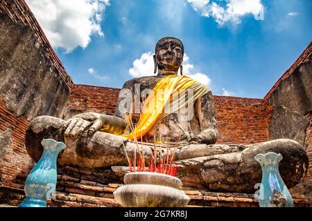 Wat Worachettharam Tempel, sitzender buddha in Phra Nakhon Si Ayutthaya, historische Stadt in Thailand Stockfoto