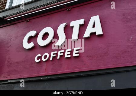 Ein Costa Coffee-Schild an einer Straße in London Stockfoto