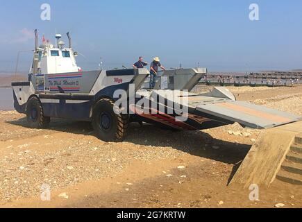 HUNSTANTON, VEREINIGTES KÖNIGREICH - 16. Jul 2019: Wiley, das amphibische Wash Monster-Fahrzeug, am Strand, bereit, Touristen auf eine Reise zu nehmen Stockfoto