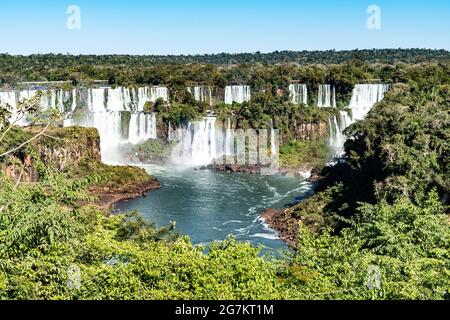 Landschaftlich schöner Blick auf die Iguazu Wasserfälle von der brasilianischen Seite aus Stockfoto