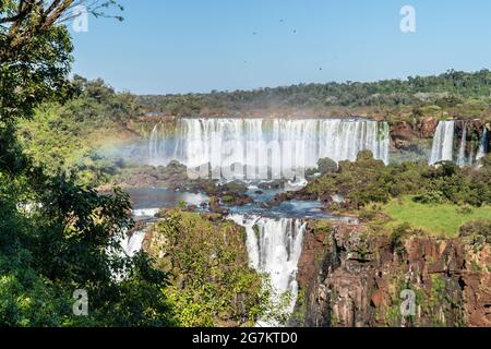 Landschaftlich schöner Blick auf die Iguazu Wasserfälle von der brasilianischen Seite aus Stockfoto