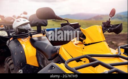 Quad-Bike auf dem Gelände des Waldes, Vorderansicht. Stockfoto