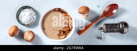 Pilzsuppe Zutaten in der Küche, über Kopf flach Lay Panorama. Champignons mit Salz und Pfeffer cremini Stockfoto