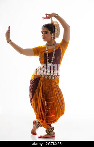 Odissi-Tänzerin, die eine schringaare Mudra aufführt Stockfoto