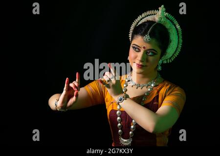 Odissi-Tänzerin, die eine Pose auflegt Stockfoto