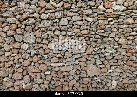 Panorama einer sehr alten Steinmauer aus Natursteinen Stockfoto