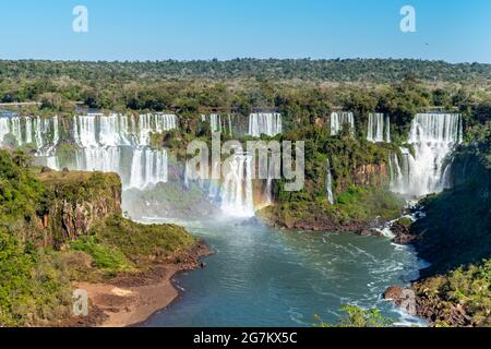 Landschaftlich schöner Blick auf die Iguazu Wasserfälle von der brasilianischen Seite aus Stockfoto