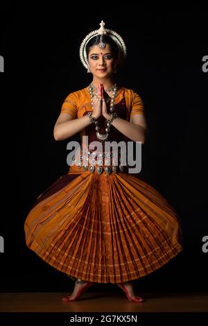 Odissi-Tänzerin mit Namaste-Pose Stockfoto