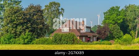 SANDKRUG, DEUTSCHLAND JUNI 18.2021: Landhaus in Sandkrug, Beispiel für den Bau in einem Dorf im Oldenburger Land, Niedersachsen, Deutschland Stockfoto