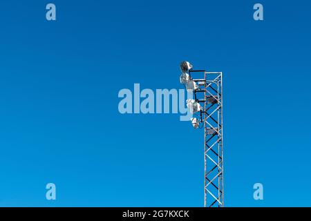 Blick auf Flutlichter auf einem Turm gegen den blauen Himmel Stockfoto