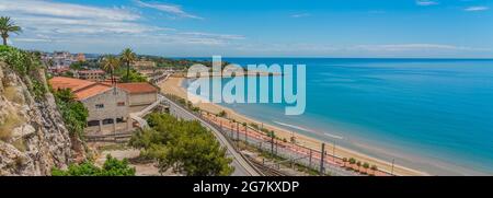 Blick auf den Strand El Miracle der Stadt Tarragona im Juni in Katalonien, Spanien. Panorama Stockfoto