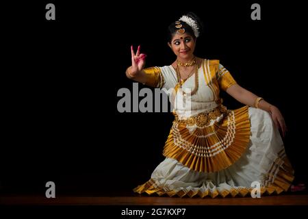 Mohiniattam-Tänzerin schaut seitwärts in Hamsasya mudra Stockfoto