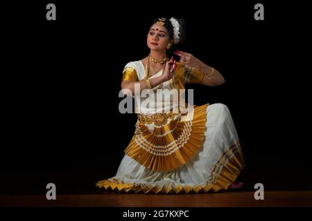 Mohiniattam Tänzerin trägt eine Halskette in ihrer Performance Stockfoto