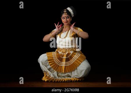 Mohiniattam Tänzerin trägt eine Halskette in ihrer Performance Stockfoto