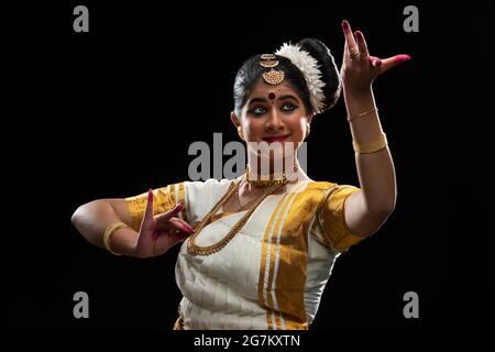 Mohiniattam Tänzerin in Hamsasya und Ardhachandra mudra Stockfoto