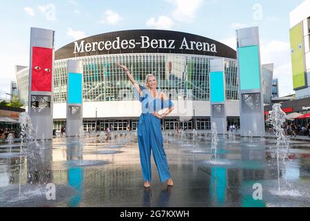 Berlin, Deutschland. Juli 2021. Social-Media-Star und prominente Expatriate Oksana Kolenitchenko kommt für die Sonderveranstaltung "CASH TRUCK" auf dem Mercedes-Platz an. Der Kinostart des Films ist der 29. Juli 2021. Quelle: Gerald Matzka/dpa-zentralbild/ZB/dpa/Alamy Live News Stockfoto