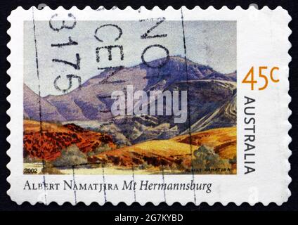AUSTRALIEN - UM 2002: Eine in Australien gedruckte Briefmarke zeigt Mt. Hermannsburg, Gemälde von Albert Namatjira, um 2002 Stockfoto