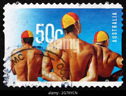 AUSTRALIEN - UM 2007: Eine in Australien gedruckte Marke zeigt männliche Rettungsschwimmer, Surf Life Saving Australia, Centenary, um 2007 Stockfoto