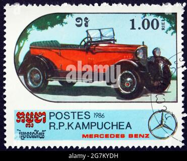 KAMBODSCHA - UM 1986: Eine in Kambodscha gedruckte Briefmarke zeigt Cabrio, Mercedes-Benz Automobile, um 1986 Stockfoto