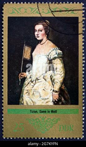 DEUTSCHLAND - UM 1973: Eine in Deutschland gedruckte Briefmarke zeigt Dame in Weiß, Gemälde von Tizian, um 1973 Stockfoto