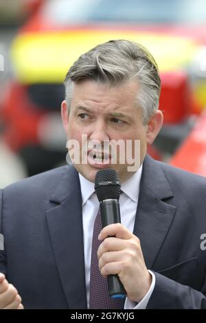 Jon Ashworth MP (Labor - Leicester South) Schattenminister für Gesundheit, bei einem Protest gegenüber dem Parlament gegen das NHS-Gesetz, das den Weg öffnet Stockfoto